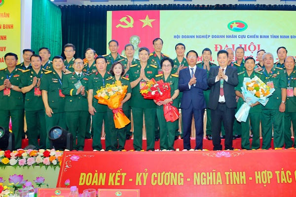 Các đại biểu chụp ảnh lưu niệm với Ban Chấp hành Hội Doanh nghiệp Doanh nhân CCB tỉnh Ninh Bình nhiệm kỳ 2026-2031.