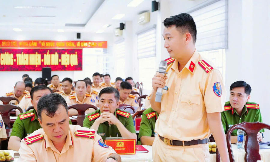 Các đại biểu phát biểu ý kiến.