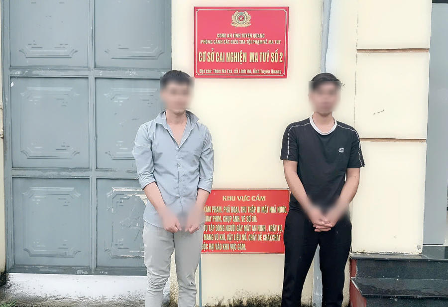 Hai đối tượng sa vào con đường nghiện ngập được đưa đi cai nghiện. (Ảnh: CA xã Đường Hồng).