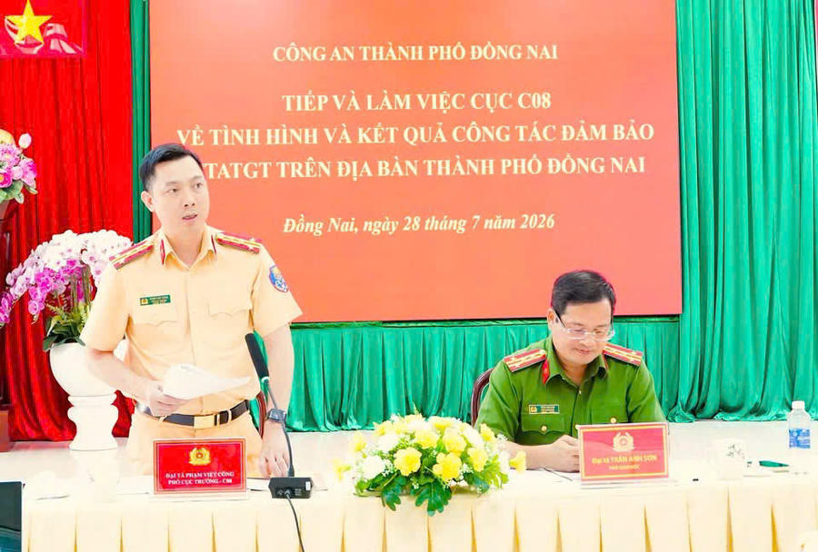 Đại tá Phạm Việt Công, Phó Cục trưởng Cục CSGT, Trưởng đoàn công tác, phát biểu kết luận buổi làm việc.