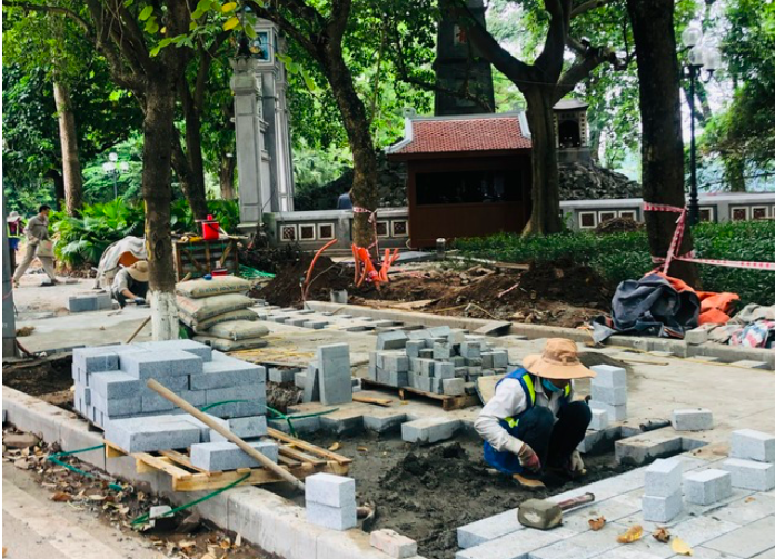 Một số tuyến phố trên địa bàn thành phố mới lát lại vỉa hè đã phải bóc lên thay mới gây bức xúc dư luận.
