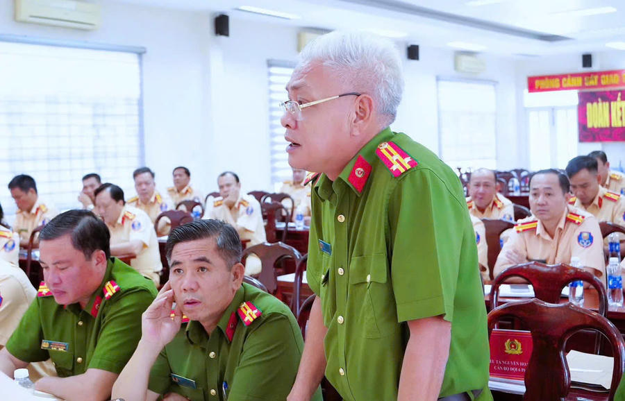 Các đại biểu phát biểu ý kiến.