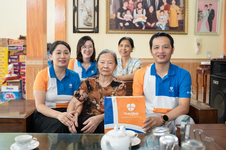 Đoàn công tác Dược phẩm Thái Minh đến thăm hỏi và trao quà cho mẹ Việt Nam anh hùng Phạm Thị Tuyển (xã Đông Tiên Hưng, Hưng Yên).