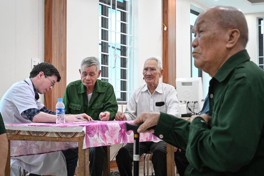Hoạt động khám bệnh, tư vấn sức khỏe cho các cựu TNXP và thương binh do Báo Dân Trí, Bệnh viện Bệnh Nhiệt đới Trung ương và Dược phẩm Thái Minh phối hợp tổ chức tại xã Thạch Hà, Hà Tĩnh.