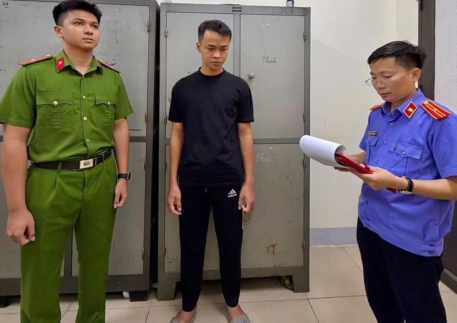 Tống đạt quyết định phê chuẩn quyết định khởi tố bị can và lệnh bắt bị can để tạm giam đối với Nguyễn Minh Hoàng - AQ.