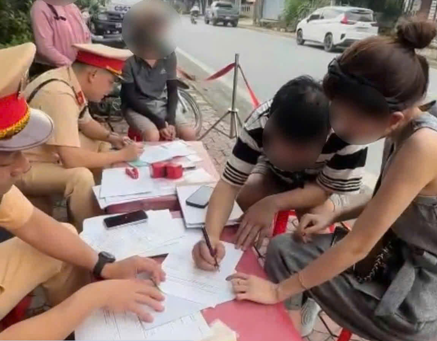 CSGT lập biên bản đối với lái xe và làm rõ các hành vi vi phạm liên quan của chủ phương tiện. Ảnh: CA Lào Cai