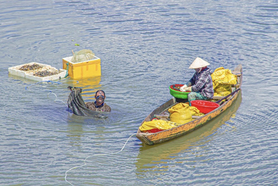 Cuộc sống của người dân trên sông Cổ Cò. Ảnh InT