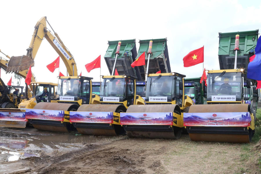 Dự án cao tốc Vinh - Thanh Thủy được khởi công xây dựng.