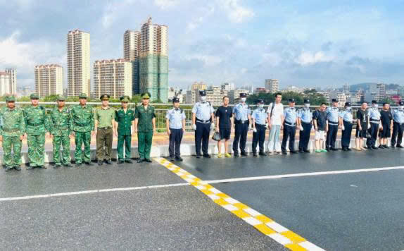 Phòng PA09, Công an tỉnh Quảng Ninh trao trả 5 đối tượng người Trung Quốc vi phạm pháp luật Việt Nam.