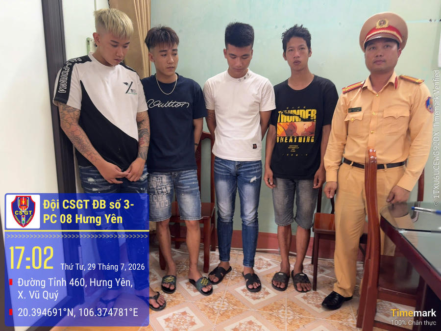 Các đối tượng liên quan vụ việc tại cơ quan Công an sau khi được Đội Cảnh sát giao thông đường bộ số 3, Phòng Cảnh sát giao thông phối hợp Công an xã Vũ Quý xác minh, triệu tập.