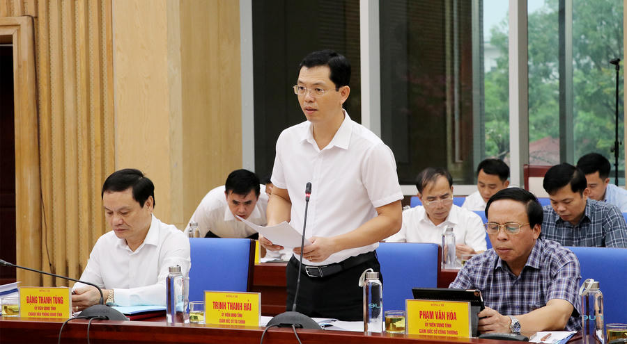 Ông Trịnh Thanh Hải - Giám đốc Sở Tài chính Nghệ An báo cáo về tình hình kinh tế - xã hội.