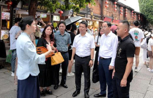 Ông Nguyễn Hồng Dương, Phó Chủ tịch Thường trực HĐND tỉnh Quảng Ninh cùng đoàn công tác khảo sát điểm du lịch phố cổ Tam Phường Thất Hạng.