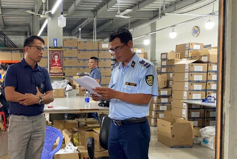Cơ quan chức năng TP HCM kiểm tra, phát hiện số lượng lớn hàng hóa giả mạo nhãn hiệu trị giá hơn 35,6 tỷ đồng. (Ảnh: Chi cục QLTT TP HCM)
