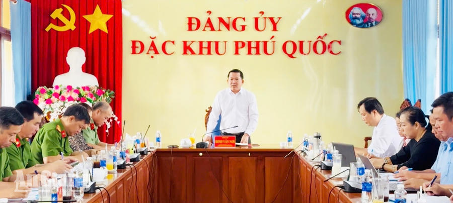 Quang cảnh buổi làm việc
