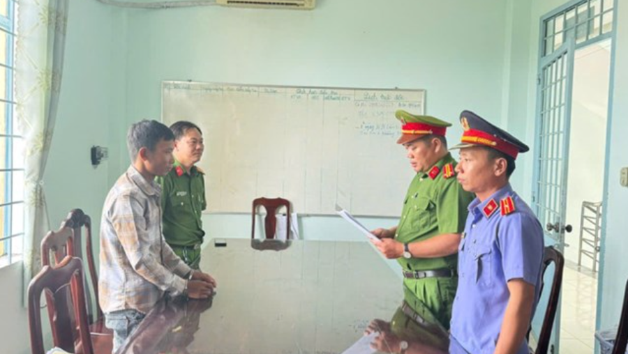 Công an chuyển Viện Kiểm sát nhân dân khu vực 6 để đề nghị truy tố đối với Danh Bá về hành vi giao cấu với người từ đủ 13 đến dưới 16 tuổi. Ảnh: Hoàng Đô/ Công an An Giang