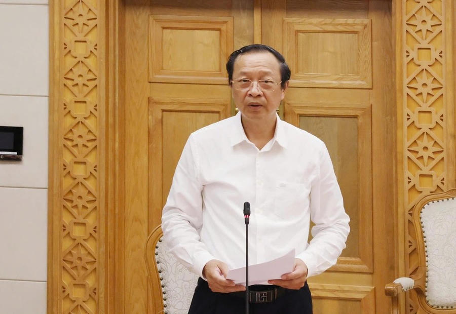 Thứ trưởng Thường trực Bộ GD&ĐT Phạm Ngọc Thưởng báo cáo tại cuộc họp. Ảnh: Dân Trí.