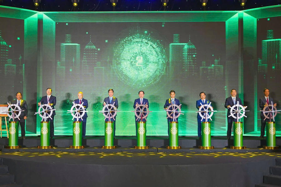 Phó Thủ tướng Chính phủ Lê Tiến Châu cùng các đại biểu thực hiện nghi thức khởi động Khu Thương mại tự do Hải Phòng. Ảnh: ĐT