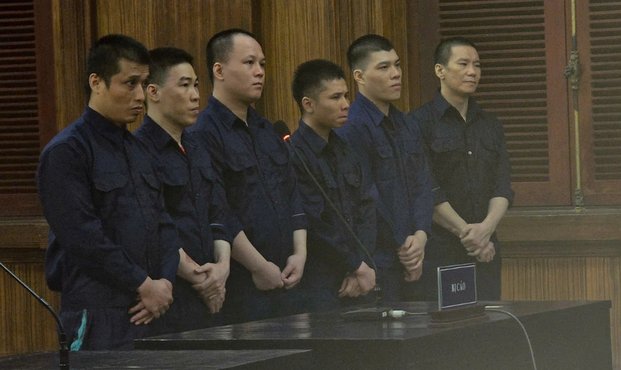 Bùi Công Hiếu cùng đồng phạm tại phiên tòa lần trước (Ảnh: Xuân Duy).