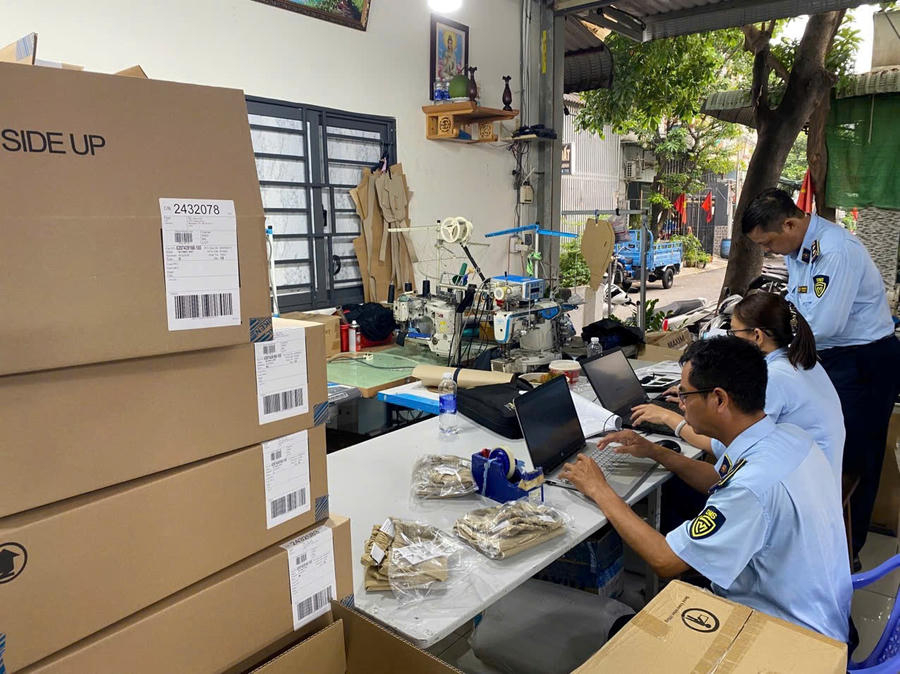 Đoàn kiểm tra đang kiểm tra cơ sở gia công hàng hóa giả mạo nhãn hiệu. (Ảnh: Chi cục QLTT TP HCM)