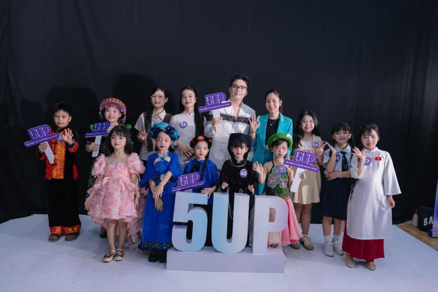 Đến với cuộc thi, đoàn Lạng Sơn có tổng cộng 12 thí sinh, được cô Thuỳ Linh trực tiếp dẫn đoàn và đồng hành trong suốt hành trình. Đến với cuộc thi, đoàn Lạng Sơn có tổng cộng 12 thí sinh, được cô Thuỳ Linh trực tiếp dẫn đoàn và đồng hành trong suốt hành trình.