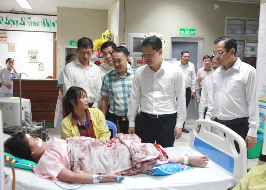 Thứ trưởng Thường trực Bộ Y tế Vũ Mạnh Hà cùng ông Ngô Vũ Thăng – Phó Chủ tịch UBND tỉnh (bìa phải) kiểm tra công tác khám, chữa bệnh và thăm hỏi, động viên bệnh nhân đang điều trị tại Bệnh viện Sản – Nhi Cà Mau.