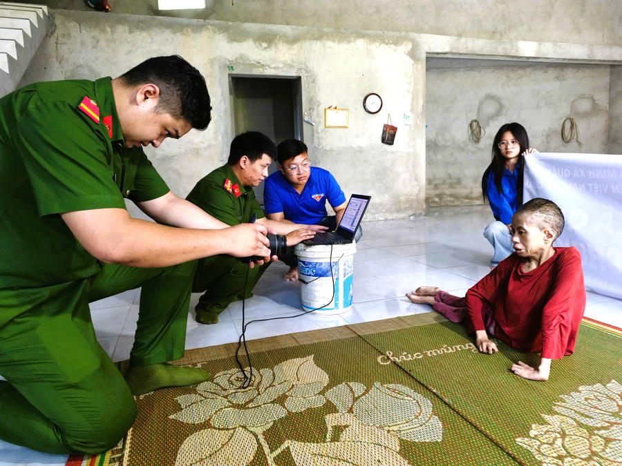 Hình ảnh lực lượng Công an xã mang thiết bị đến cấp thẻ căn cước công dân cho người già sức khỏe yếu, người khuyết tật tại nhà đã để lại nhiều hình ảnh đẹp. (Ảnh: Hoàng Chính).
