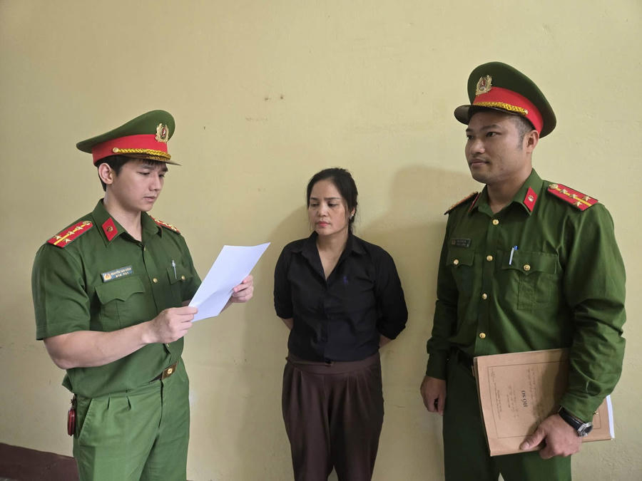 Cơ quan Cảnh sát điều tra Công an tỉnh tống đạt các quyết định đối với Đặng Thị Ghi