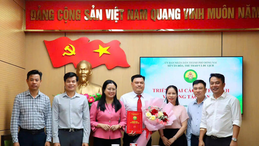 Lãnh đạo Sở Văn hóa, Thể thao và Du lịch TP Đồng Nai và Ban Giám hiệu trường Phổ thông Năng khiếu Thể thao chúc mừng Hiệu trưởng Nguyễn Thái Bình và chụp ảnh lưu niệm tại lễ công bố.