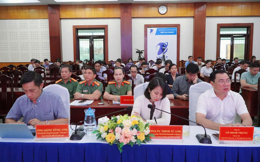 Các đại biểu tham dự hội nghị.