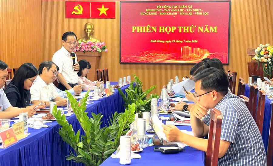Ông Phạm Văn Lũy, Bí thư Đảng ủy, Chủ tịch HĐND xã Bình Hưng phát biểu tại phiên họp.
