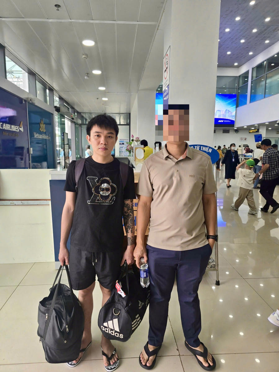 Đối tượng Lê Ngọc Báu (bên trái) bị bắt giữ sau thời gian lẩn trốn. (Ảnh: CA Quảng Ninh).
