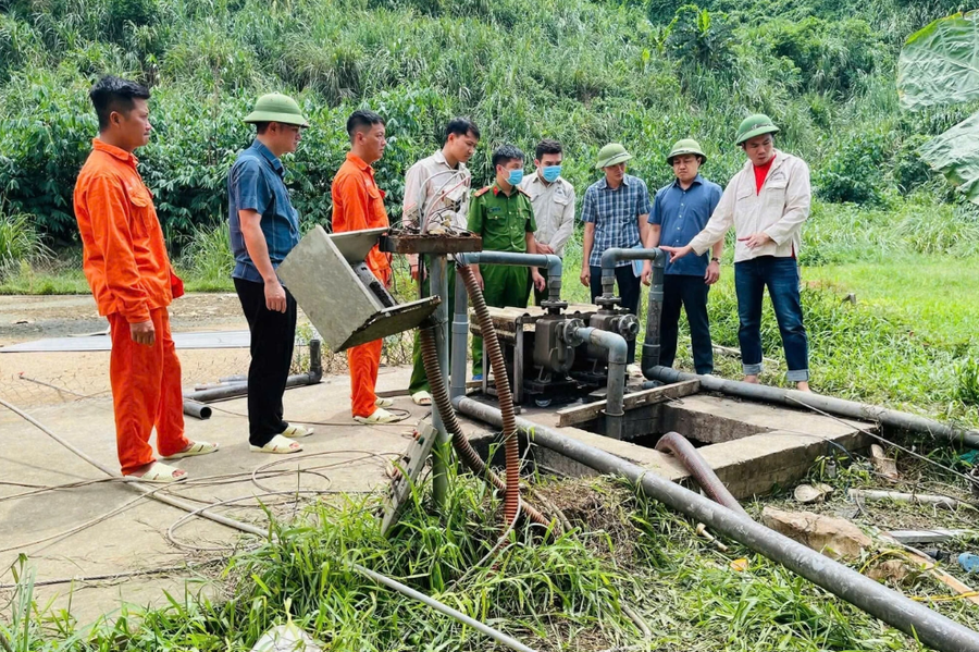 Cơ quan chức năng tỉnh Thanh Hóa kiểm tra hiện trường vụ tai nạn (Ảnh: Quốc Dũng).