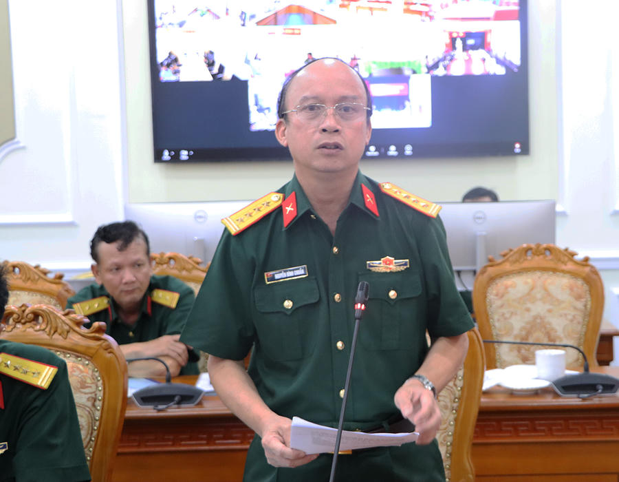 Đại tá Nguyễn Đình Chuẩn, Phó Chính ủy Bộ Tư lệnh Thành phố báo cáo tại hội nghị
. (Ảnh: Cổng TTĐT TP HCM)