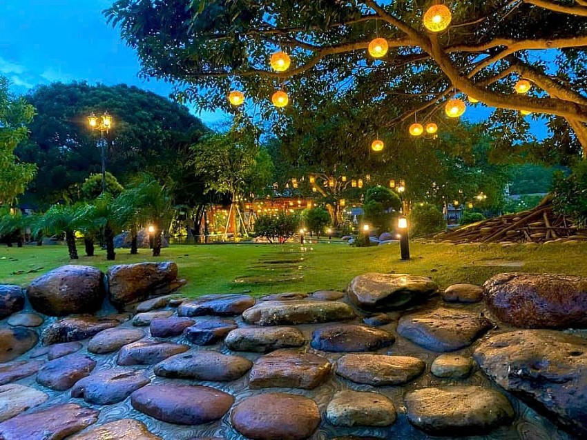 Không gian cảnh quan xanh mát cùng các khối đá tự nhiên độc đáo tạo nên dấu ấn riêng cho điểm du lịch sinh thái đảo Đá Dựng