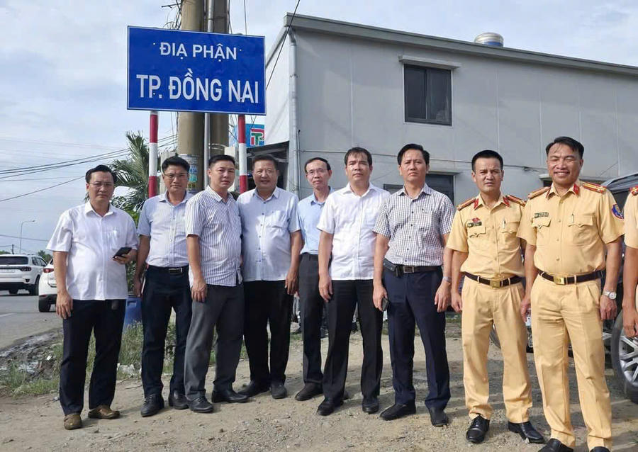 Các lực lượng chức năng tham gia khảo sát.