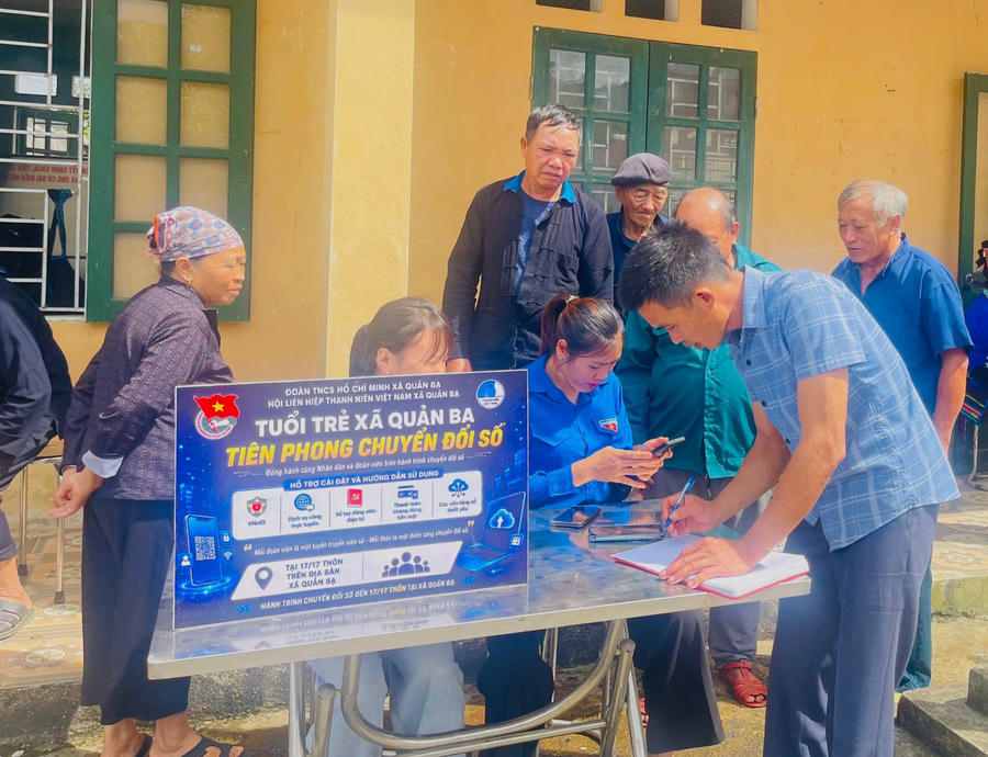 Đoàn thanh niên xã Quản Bạ thực hiện phương châm “đi từng ngõ, gõ từng nhà, rà từng người” để thực hiện hiệu quả Chiến dịch “Hè số cùng VneID”. (Ảnh: Hoàng Chính).