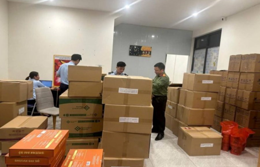 Phòng An ninh kinh tế Công an tỉnh Hưng Yên phối hợp với Đội QLTT số 2 kiểm tra cơ sở kinh doanh sai phạm. Ảnh: Công an tỉnh Hưng Yên