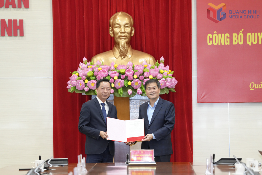 Chủ tịch UBND tỉnh Quảng Ninh Bùi Văn Khắng trao quyết định phân công ông Lê Văn Ánh kiêm Trưởng Ban Quản lý Khu kinh tế tỉnh.