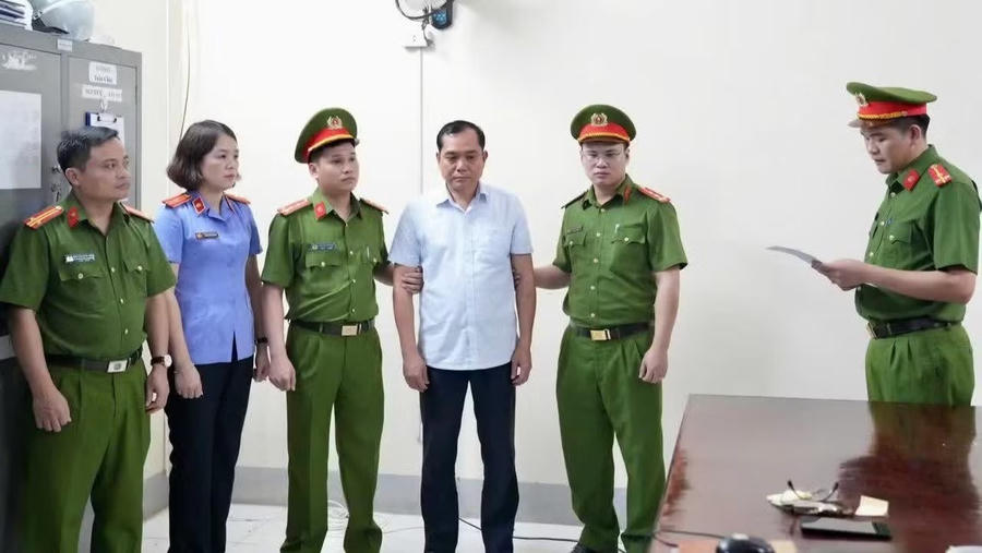 Cơ quan CSĐT Công an tỉnh Phú Thọ đọc quyết định bắt bị can
