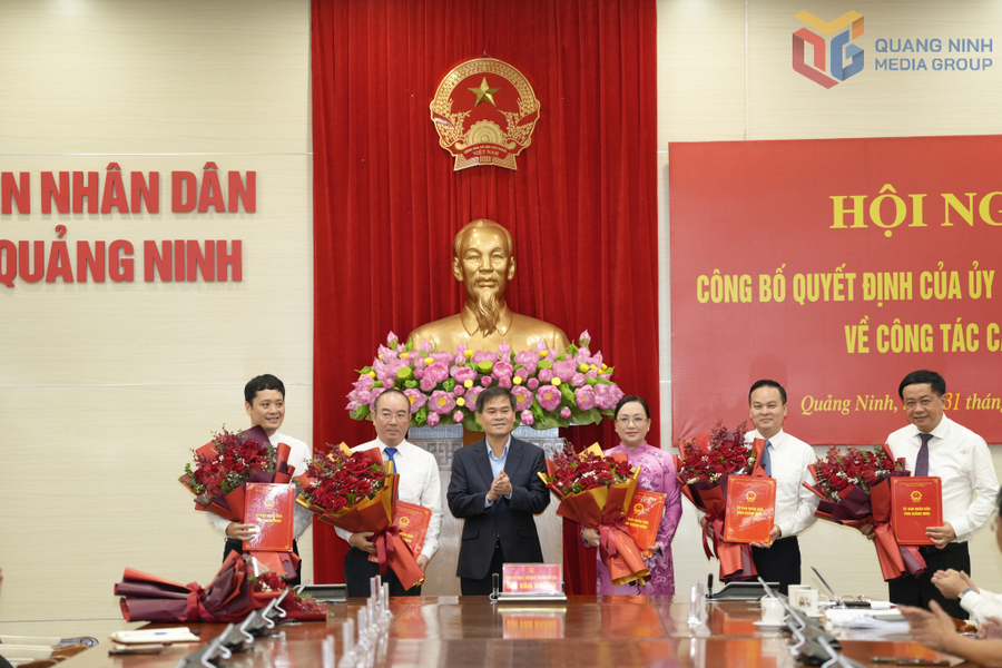 Chủ tịch UBND tỉnh Quảng Ninh Bùi Văn Khắng trao quyết định và tặng hoa chúc mừng các cán bộ được bổ nhiệm.