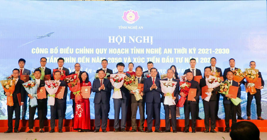 Lãnh đạo tỉnh Nghệ An trao Quyết định chủ trương đầu tư, Giấy chứng nhận đăng ký đầu tư, Biên bản ghi nhớ hợp tác đầu tư và tặng hoa chúc mừng cho các nhà đầu tư.