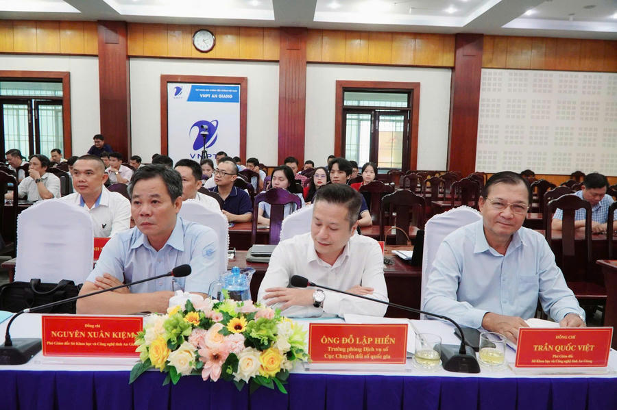 Các đại biểu tham dự hội nghị.