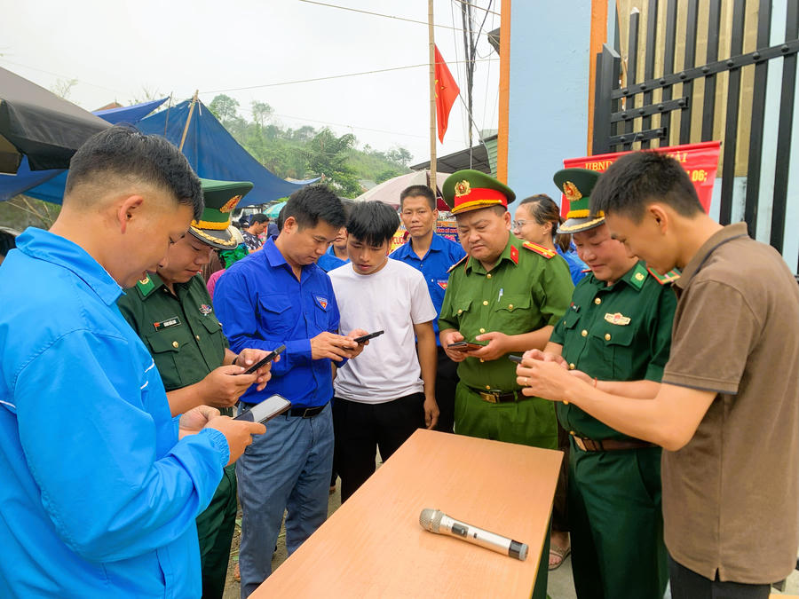 Các tổ công nghệ số xã Tùng Vài tích cực hỗ trợ người dân cài đặt ứng dụng Vneid và tuyên truyền về tiện ích của chuyển đổi số. (Ảnh: Hoàng Chính).
