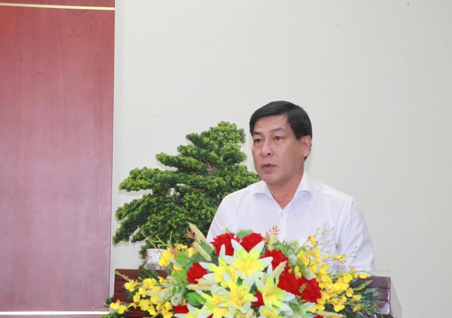 Bác sĩ CKII Nguyễn Chí Thanh - Giám đốc Sở Y tế Cà Mau, báo cáo tóm tắt tình hình hoạt động của ngành Y tế.