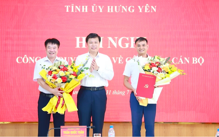 Phó Bí thư Thường trực Tỉnh ủy, Chủ tịch Ủy ban MTTQ Việt Nam tỉnh Hưng Yên Trần Quốc Toản trao quyết định và tặng hoa chúc mừng 2 cán bộ được Ban Bí thư chuẩn y tham gia Ủy ban Kiểm tra Tỉnh ủy nhiệm kỳ 2025 - 2030. Ảnh: Báo Hưng Yên