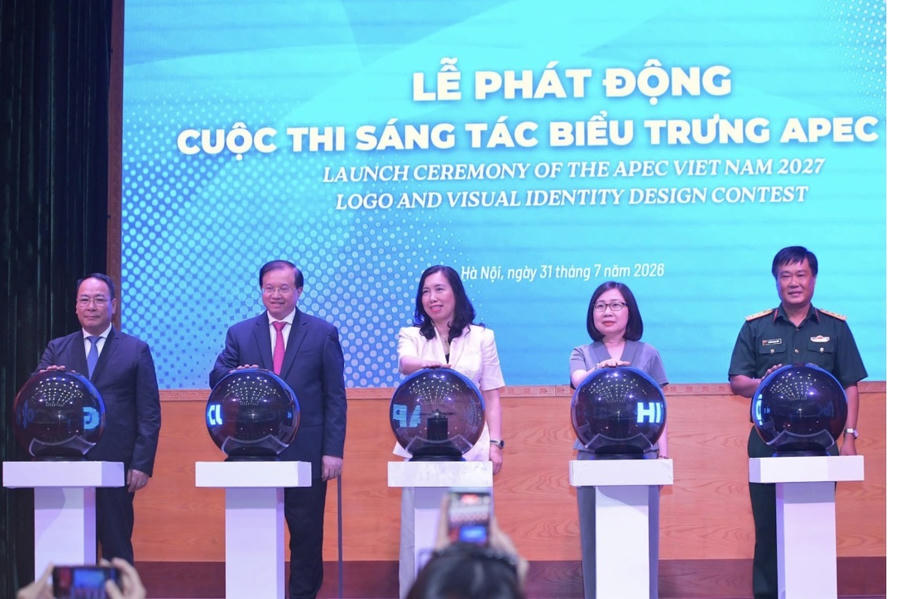 Các đại biểu thực hiện nghi thức phát động Cuộc thi. Ảnh Bộ VHTTDL