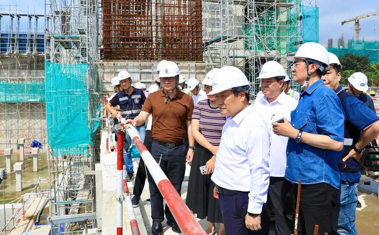 Chủ tịch UBND Thành phố Vũ Đại Thắng kiểm tra tiến độ Dự án Nhà hát Ngọc Trai. Ảnh: Quang Thái