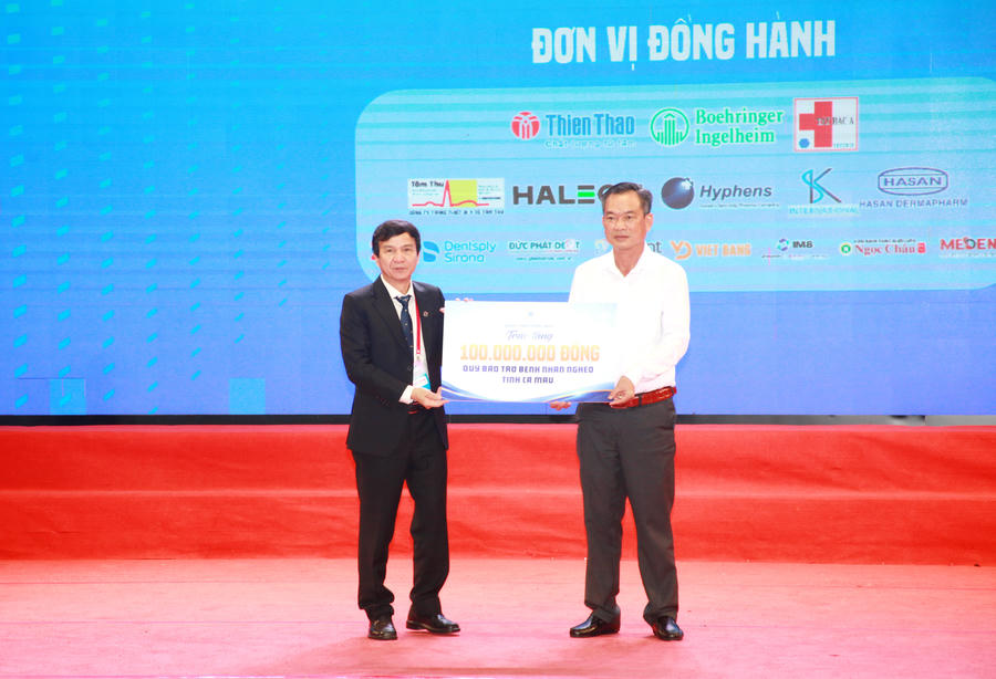 PGS.TS. Lê Đình Thanh - Giám đốc Bệnh viện Thống Nhất (bên trái), trao bảng tượng trưng hỗ trợ 100 triệu đồng cho Quỹ Bảo trợ bệnh nhân nghèo tỉnh Cà Mau.