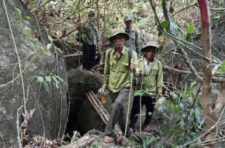 Lực lượng chức năng tuần tra bảo vệ rừng. Ảnh: Báo Lâm Đồng