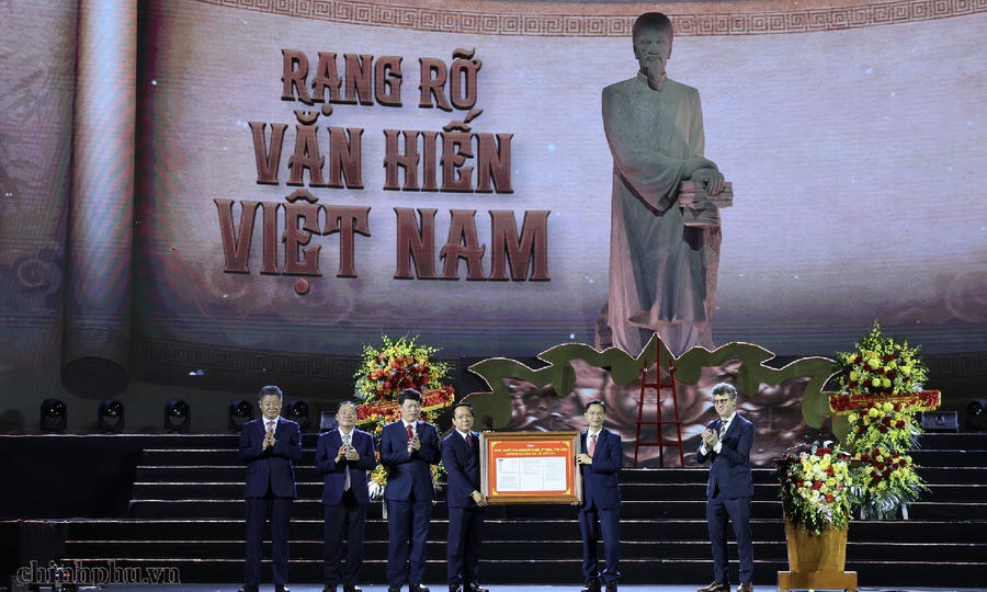UNESCO tại Việt Nam trao nghị quyết của UNESCO vinh danh và cùng tham gia kỷ niệm 300 năm ngày sinh Danh nhân văn hóa Lê Quý Đôn (1726-2026) cho đại diện Việt Nam và tỉnh Hưng Yên - Ảnh: VGP